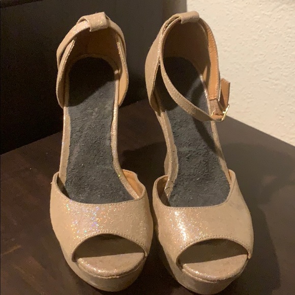 Gold platforms - Picture 2 of 3